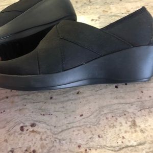 Croc dual comfort wedge stretch shoe 8